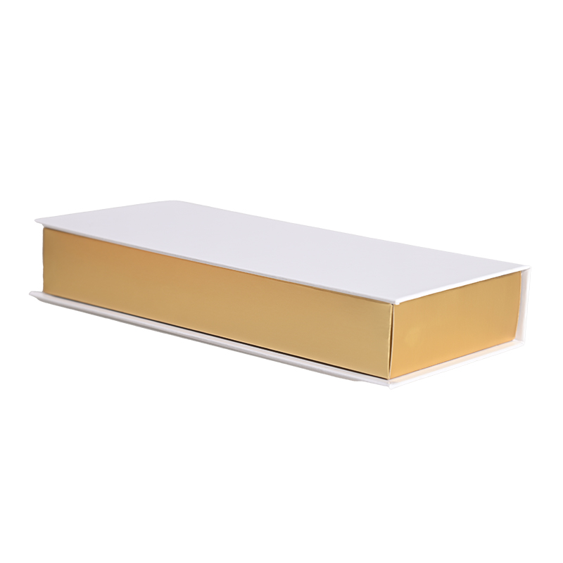 Geschlossene, rechteckige Schokoladenverpackungsbox in Weiß und Gold mit Magnetverschluss und festem Deckel.